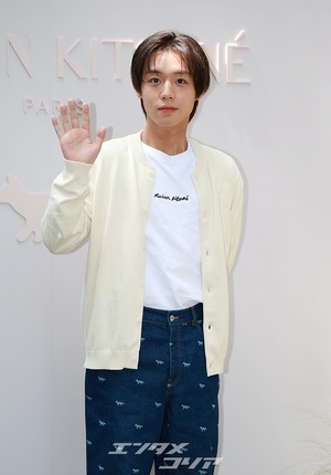 【フォト】パク・ジフン、カーディガンで完成した「彼氏コーデ」