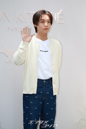 【フォト】パク・ジフン、カーディガンで完成した「彼氏コーデ」