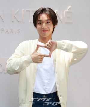 【フォト】パク・ジフン、カーディガンで完成した「彼氏コーデ」