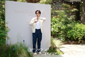 【フォト】パク・ジフン、カーディガンで完成した「彼氏コーデ」