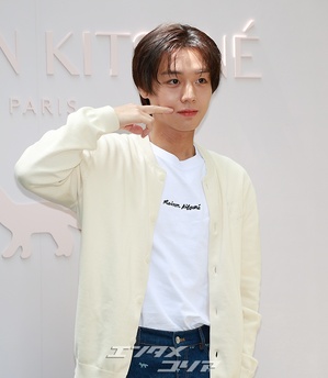 【フォト】パク・ジフン、カーディガンで完成した「彼氏コーデ」