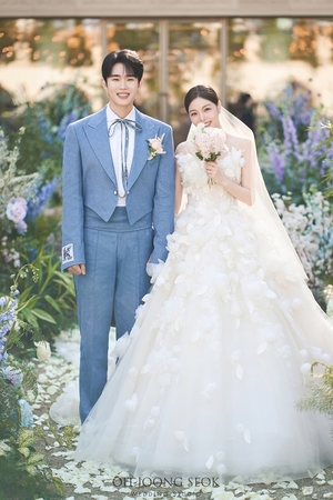 Aileeの事務所が結婚式の写真公開 「二人の新たな門出にたくさんの応援と激励を」