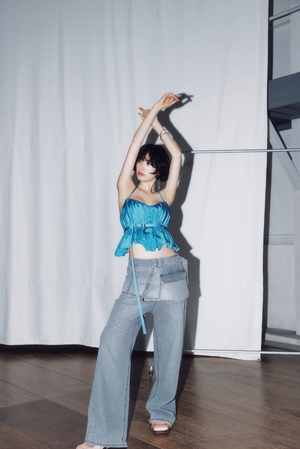 【フォト】ナナ、アパレルブランドのカタログで大胆スタイリング＆自信あふれる姿