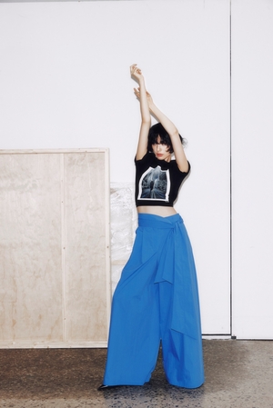 【フォト】ナナ、アパレルブランドのカタログで大胆スタイリング＆自信あふれる姿