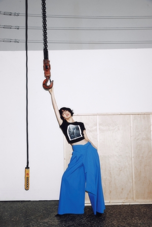 【フォト】ナナ、アパレルブランドのカタログで大胆スタイリング＆自信あふれる姿