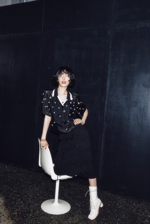 【フォト】ナナ、アパレルブランドのカタログで大胆スタイリング＆自信あふれる姿