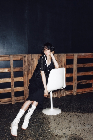 【フォト】ナナ、アパレルブランドのカタログで大胆スタイリング＆自信あふれる姿