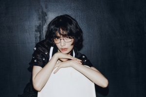 【フォト】ナナ、アパレルブランドのカタログで大胆スタイリング＆自信あふれる姿