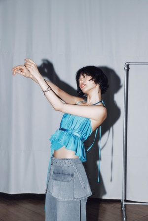 【フォト】ナナ、アパレルブランドのカタログで大胆スタイリング＆自信あふれる姿