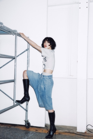 【フォト】ナナ、アパレルブランドのカタログで大胆スタイリング＆自信あふれる姿