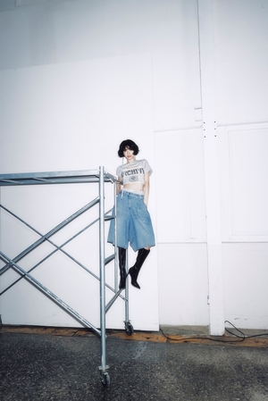 【フォト】ナナ、アパレルブランドのカタログで大胆スタイリング＆自信あふれる姿