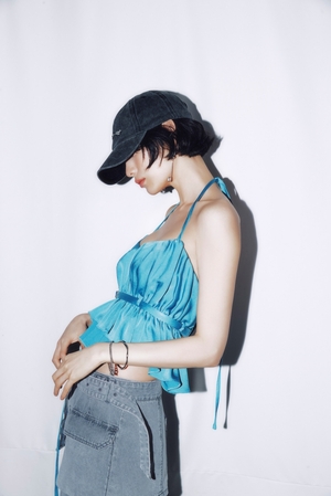 【フォト】ナナ、アパレルブランドのカタログで大胆スタイリング＆自信あふれる姿