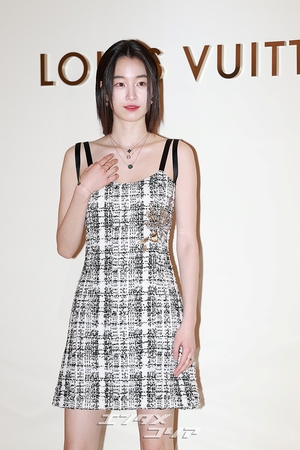 【フォト】ワンピース姿のウォン・ジアン、魅力的なほほ笑み