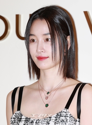 【フォト】ワンピース姿のウォン・ジアン、魅力的なほほ笑み