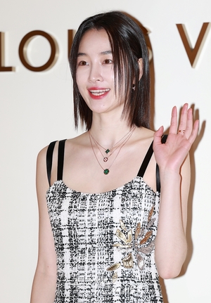 【フォト】ワンピース姿のウォン・ジアン、魅力的なほほ笑み