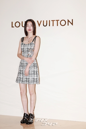 【フォト】ワンピース姿のウォン・ジアン、魅力的なほほ笑み