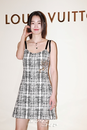 【フォト】ワンピース姿のウォン・ジアン、魅力的なほほ笑み