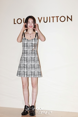 【フォト】ワンピース姿のウォン・ジアン、魅力的なほほ笑み