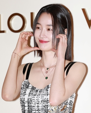 【フォト】ワンピース姿のウォン・ジアン、魅力的なほほ笑み