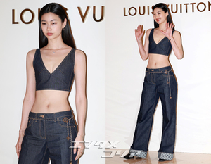 【フォト】チョン・ホヨン、デニムのブラトップ＆パンツ姿が大胆
