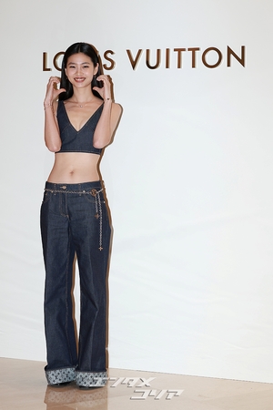 【フォト】チョン・ホヨン、デニムのブラトップ＆パンツ姿が大胆