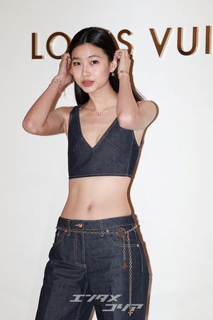 【フォト】チョン・ホヨン、デニムのブラトップ＆パンツ姿が大胆