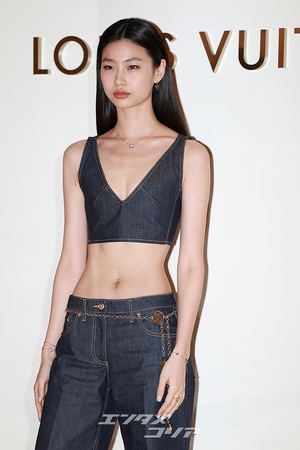 【フォト】チョン・ホヨン、デニムのブラトップ＆パンツ姿が大胆