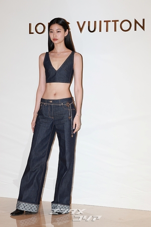 【フォト】チョン・ホヨン、デニムのブラトップ＆パンツ姿が大胆