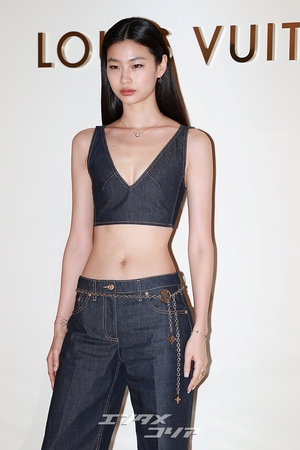 【フォト】チョン・ホヨン、デニムのブラトップ＆パンツ姿が大胆