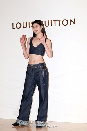 【フォト】チョン・ホヨン、デニムのブラトップ＆パンツ姿が大胆