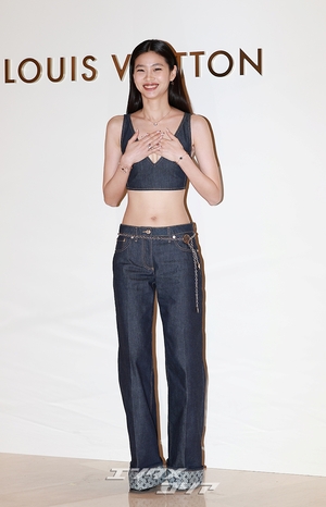 【フォト】チョン・ホヨン、デニムのブラトップ＆パンツ姿が大胆