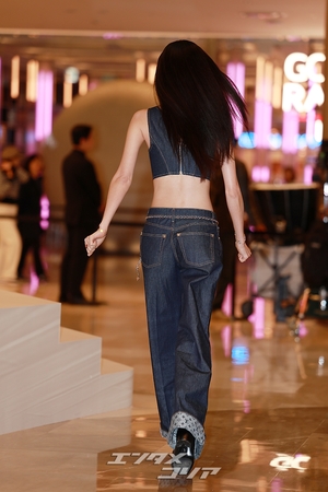 【フォト】チョン・ホヨン、デニムのブラトップ＆パンツ姿が大胆
