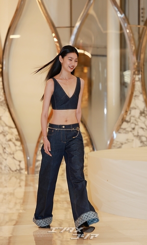 【フォト】チョン・ホヨン、デニムのブラトップ＆パンツ姿が大胆