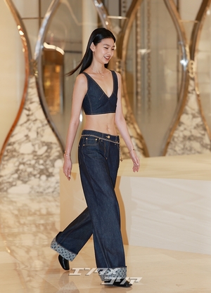 【フォト】チョン・ホヨン、デニムのブラトップ＆パンツ姿が大胆
