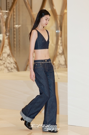 【フォト】チョン・ホヨン、デニムのブラトップ＆パンツ姿が大胆