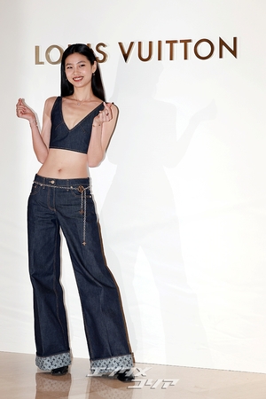 【フォト】チョン・ホヨン、デニムのブラトップ＆パンツ姿が大胆