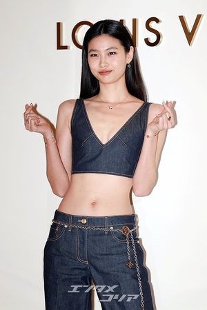 【フォト】チョン・ホヨン、デニムのブラトップ＆パンツ姿が大胆