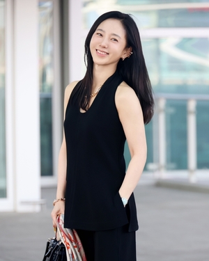 【フォト】パク・チュミ、オールブラックの装いで空港に登場