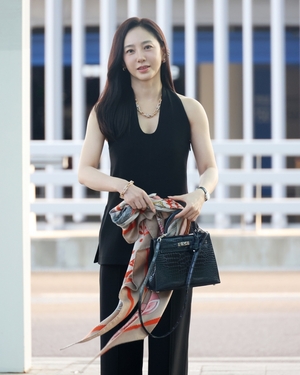 【フォト】パク・チュミ、オールブラックの装いで空港に登場