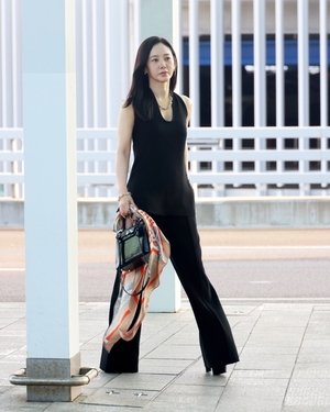 【フォト】パク・チュミ、オールブラックの装いで空港に登場