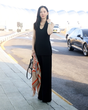 【フォト】パク・チュミ、オールブラックの装いで空港に登場