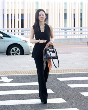 【フォト】パク・チュミ、オールブラックの装いで空港に登場