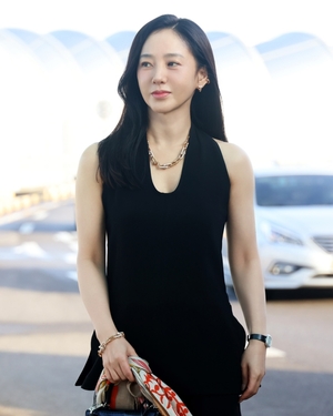 【フォト】パク・チュミ、オールブラックの装いで空港に登場