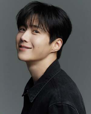 【フォト】清純＆シックなキム・ソンホ、カリスマあふれる新プロフィール写真公開