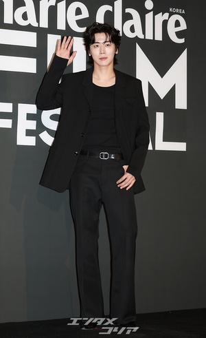 【フォト】チョン・ウィジェ、シック＆セクシーな黒コーデ