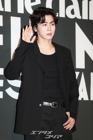 【フォト】チョン・ウィジェ、シック＆セクシーな黒コーデ