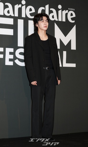 【フォト】チョン・ウィジェ、シック＆セクシーな黒コーデ