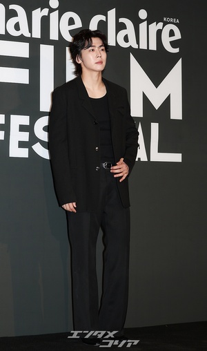 【フォト】チョン・ウィジェ、シック＆セクシーな黒コーデ