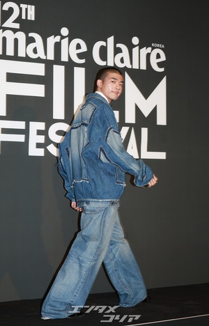 【フォト】栗原颯人＆空音央監督＆日高由起刀、みんな一緒にハートのポーズ