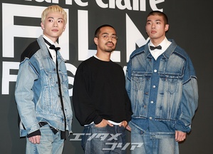 【フォト】栗原颯人＆空音央監督＆日高由起刀、みんな一緒にハートのポーズ